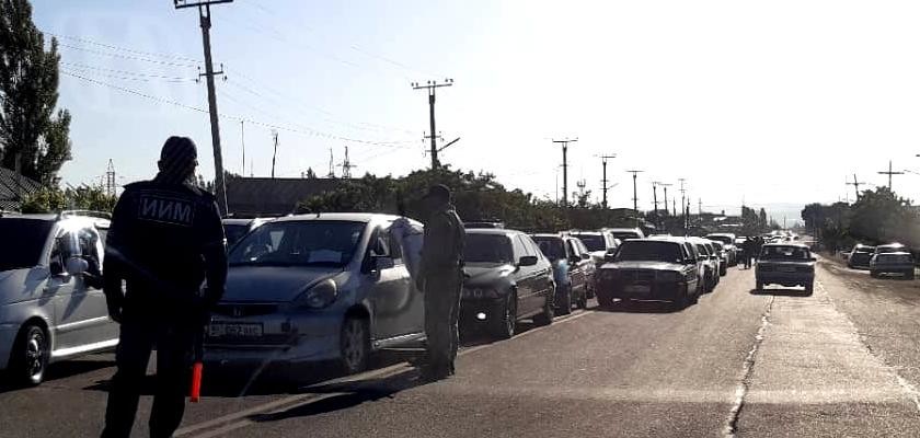 Автомобильная пробка на въезде в город Ош
