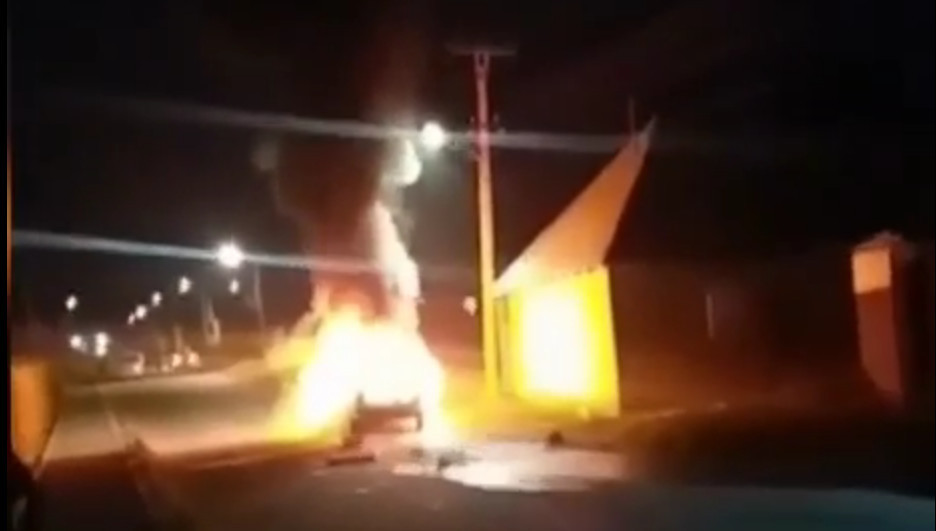 В жилмассиве Калыс-Ордо сгорела машина