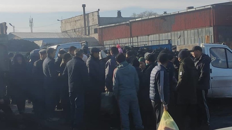 Очередь 16 ноября 2021 года в точке продажи угля по 3 тыс. сомов в Бишкеке