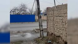 Мэрия Бишкека ответила на повторную жалобу о накренившемся столбе на Кустанайской