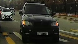 BMW X5 перекрыл пешеходный переход на глазах у сотрудников МВД. Видео
