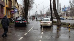 На тротуаре на Айтматова паркуют машины. Фото