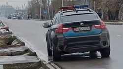 BMW X6, принадлежащий МВД, припаркована на встречке. Фото