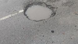 На дороге по ул.Гшлиессера образовалась яма. Фото