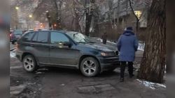 На Уметалиева-Московской мужчина припарковался на тротуаре