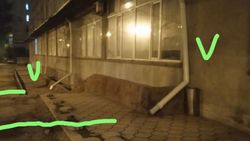 Нужно исправить ливневые трубы у здания КНУ. Фото горожанина