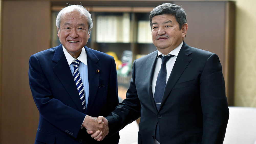 Глава Кабмина Акылбек Жапаров и министр финансов Японии Шуничи Судзуки