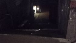 В подземке у Восточного автовокзала нет освещения, школьники ходят с фонариками. Фото горожанки
