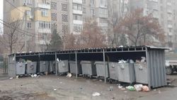 Грузовики «Тазалыка» час не могли подъехать к мусоркам в Аламедине-1 из-за припаркованных авто. Видео и фото