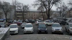 Горожанин жалуется на беспорядочную парковку на территории Нацгоспиталя. Фото
