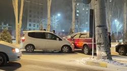 На Айтматова столкнулись две машины. Видео с места ДТП