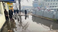 Возле Ошского рынка тротуар во время дождей полностью заливается водой. Ответ «Бишкекасфальтсервис»