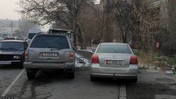 Автомобили припаркованы на тротуаре в мкр Восток-5