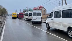 Маршрутки №220 на конечной в Учкуне паркуются на дороге. Видео и фото