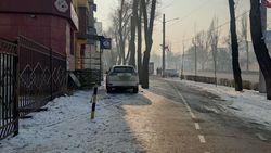 Водители паркуются на тротуаре по Айтматова. Фото
