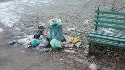 Житель 10 мкр жалуется на мусор. Фото