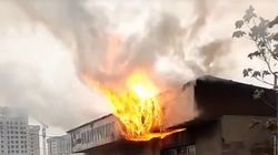 В Бишкеке загорелся магазин. Видео