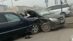В Оше столкнулись две машины. Видео с места ДТП