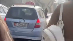 Таксист на «Фите» едет по тротуару на Айтматова. Видео