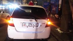 Таксист на «Фите» со штрафами в 17 тыс. сомов припарковали на остановке. Фото