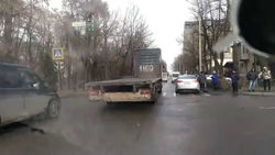 На Рыскулова из-за неработающего светофора столкнулись две машины. Видео с места ДТП