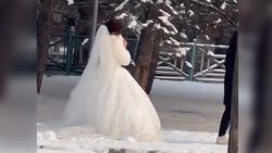 Молодожены снимали love story в парке в мороз