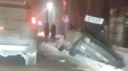 ДТП на Орозбекова. Одна машины слетела с дороги и погнула знак «Стоп». Видео
