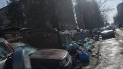 Свалка мусора на Киевской. Пакеты вываливаются из баков. Фото горожанина