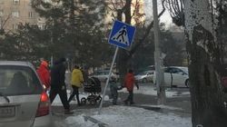 На Юнусалиева-Саманчина может упасть дорожный знак. Фото горожанина