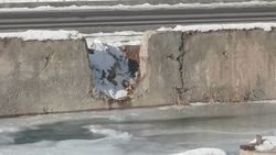 В 10 мкр образовалась дыра в стенке канала. Фото горожанина