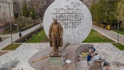 Мрамор обломлен, брусчатка просела, арыки разваливаются — бишкекчанин о состоянии памятника Бишкек Баатыра