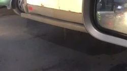 Водитель жалуется на выхлопные газы от буса. Видео