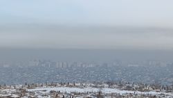 Вид на смог в Бишкеке на фоне кладбища в Ороке. Видео и фото