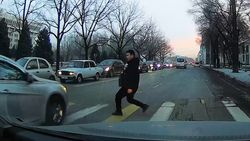 «Хендай» едва не сбил пешехода на «зебре» возле Белого дома. Видео