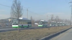 Колонна новых автобусов едет по Профсоюзной. Видео