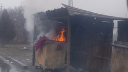 В Кок-Жаре горит мусорный бак, круша площадки испорчена. Фото горожанина