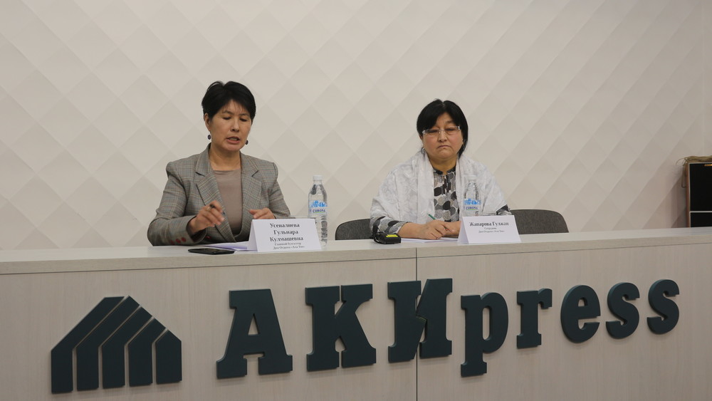 (справа-налево) Гульнара Усеналиева и Гулжан Жапарова