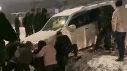 «Прохожие, «Гелик» и эвакуатор». Как вытаскивали Lexus GX 470, слетевший с дороги. Видео