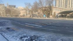 Возле школы №4 на Огонбаева водители объезжают искусственную неровность по обочине. Фото горожанина