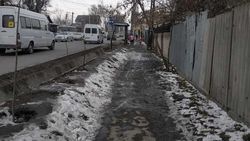 Тротуар по Абдрахманова в ужасном состоянии. Фото горожанина