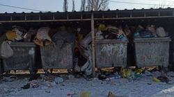 На Суюмбаева баки забиты мусором. Фото