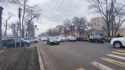 Горожанин просит установить запрещающие знаки разворота на Айтматова возле «Азии Молл». Фото