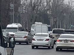 В центре Бишкека столкнулись легковушка и «Спринтер». Видео