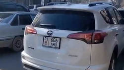 «Тойоту» припарковали на остановке на Токтогула. Видео горожанина