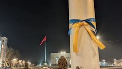 На Киевской развесили сине-желтые ленточки. Фото горожанки