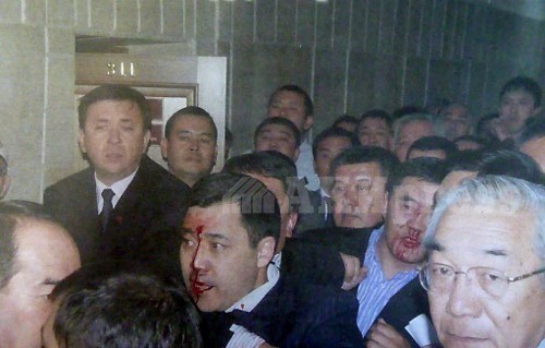 Садыр Жапаров и Камчыбек Ташиев после драки с Алтынбеком Сулаймановым. 1 апреля 2011 года