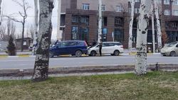 Возле посольства США столкнулись две машины. Фото