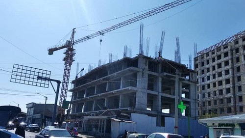Фото — Компанию, основателем которой является депутат Жогорку Кенеша, хотят обязать снести строящийся жилой дом — Tazabek