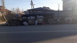 Огромная куча мусора на Шералиева. Фото