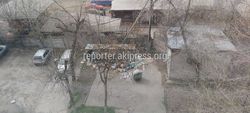 «Тазалык» не смог вывезти мусор во дворе на Абдрахманова из-за припаркованных авто, - мэрия